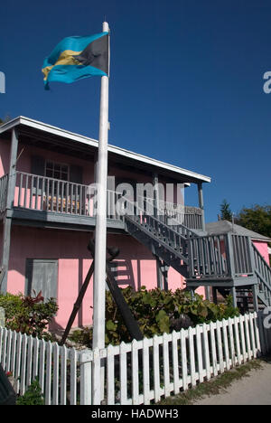 La bandiera delle Bahamas vola sopra il bimini Museum lungo il Re della strada statale nella città di Alice sulla piccola isola caraibica di Bimini, Bahamas. Foto Stock