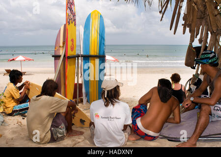 Lezioni di surf sulla spiaggia di Kuta. Lezioni di surf. Bali. Kuta è una città costiera nel sud dell'Isola di Lombok in Indonesia. Il paesaggio è Foto Stock