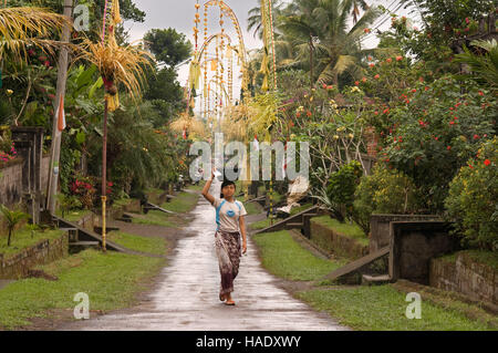 Un tipico villaggio street vicino al Tempio Tampaksiring Kaki Gunung. Ubud. Bali. Campo di riso si trova intorno al Kaki Gunung tempio nel centro dell'IO Foto Stock