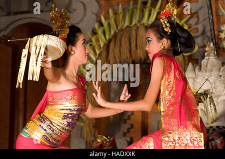 La danza denominato "Danza Legong' presso il palazzo di Ubud. Ubud-Bali. Tradizionale danza balinese in Ubud. Ci sono molti danza Balinese spettacoli da vedere in Foto Stock