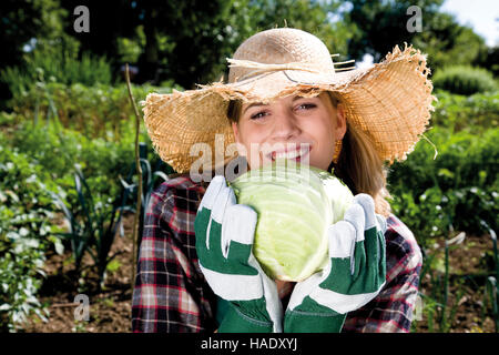 Giovani femmine giardiniere con cavolo bianco Foto Stock