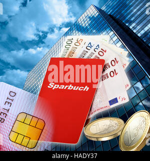 Conto di risparmio libro, le banconote e le monete metalliche in euro le carte di credito, Bank Building, simbolico della crisi economica mondiale Foto Stock