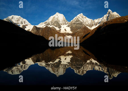 Laguna Carhuacocha all'alba, da sinistra, Siula Grande, Yerupacha, Yerupacha Chico e Jirishanca dietro, Cordillera Huayhuash Foto Stock