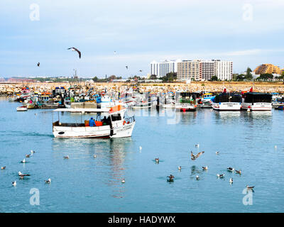 Nave che entra in porto di pesca in Quarteira - regione di Algarve, PORTOGALLO Foto Stock