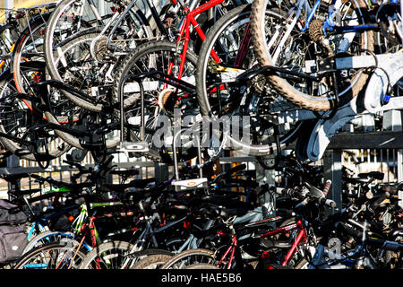 Immagazzinaggio della bicicletta versato in una stazione ferroviaria Foto Stock