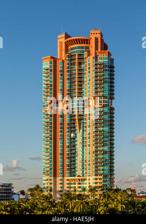 Moderne torri di condominio lungo la spiaggia di Miami Beach Waterfront Foto Stock