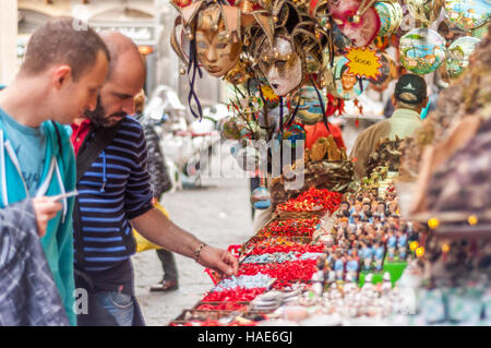 I turisti lo shopping per souvenir di Napoli sulla strada di San Gregorio Armeno Foto Stock