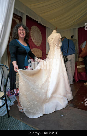 Abito da sposa ricamati su tulle con la tecnica dell'Ars Panicalensis, Panicale, Umbria, Italia Foto Stock