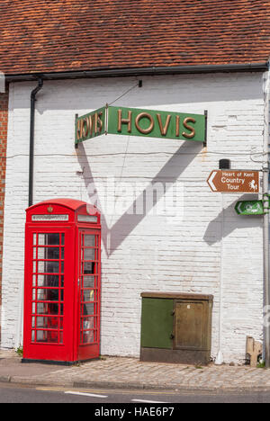 Telefono rosso scatola e Hovis ha pubblicità segno nel villaggio Yalding nel Kent. Foto Stock