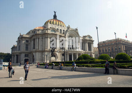 Vista frontale del Palacio de Bellas Artes di Città del Messico, Messico Foto Stock