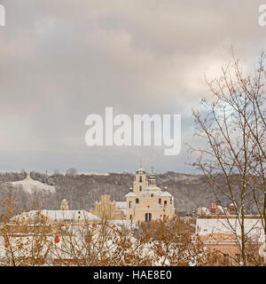 La chiesa, la collina delle tre croci e il tetto degli edifici in inverno, vista dalla collina di Vilnius, Lituania Foto Stock