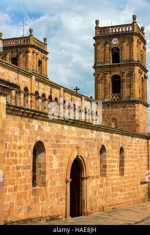 Vista verticale della splendida cattedrale di arenaria in Barichara, Colombia Foto Stock