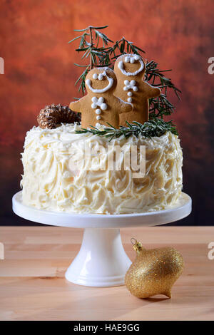 Festa di Natale vacanze impediva di procedere centrotavola bianco torta al cioccolato con pan di zenzero uomini cooklies e il rosmarino e decorazioni di alberi in un moderno rusti Foto Stock