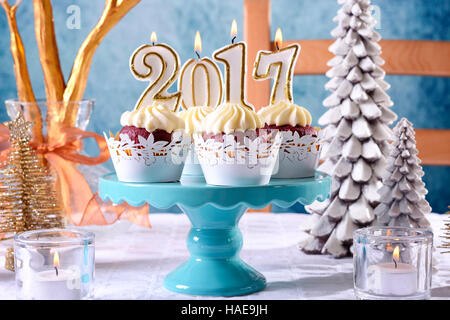 Felice Anno Nuovo 2017 tortine su un moderno ed elegante, festosa, blu e oro bianco inverno tema impostazione tabella, closeup su cakestand. Foto Stock