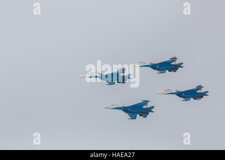 Fighter Sukhoi Su-27 mostrano l'acrobazia in un airshow cavalieri russo. Foto Stock