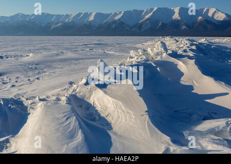 Hummocks di Ghiaccio del Lago Baikal e santo naso penisola. Foto Stock