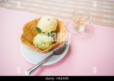 Gelato fatto in casa scoop nella ciotola di cialda, stock photo Foto Stock