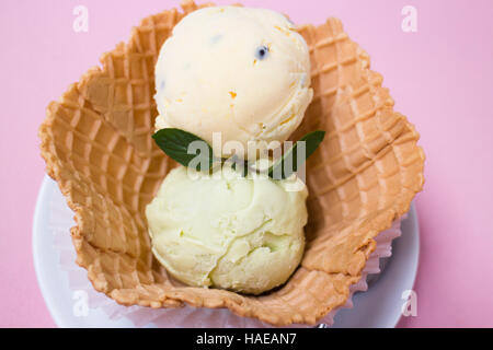 Gelato fatto in casa scoop nella ciotola di cialda, stock photo Foto Stock