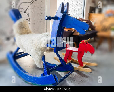 Giocattolo per bambini in legno cavallo a dondolo, stock photo Foto Stock