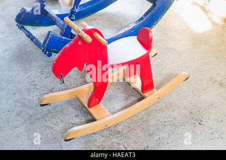 Giocattolo per bambini in legno cavallo a dondolo, stock photo Foto Stock