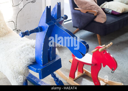 Giocattolo per bambini in legno cavallo a dondolo, stock photo Foto Stock