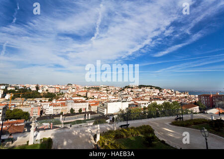 Vista sul centro storico della città e il castello di San Giorgio dal castello di Sao Pedro de Alcantara lookout point a Lisbona, Portogallo Foto Stock