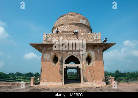 I lavori di riparazione di andare su Jahats Mahal o 'Ship Palace' nell'Enclave reale è la principale attrazione turistica in Mandu, Madhya Pradesh, India Foto Stock