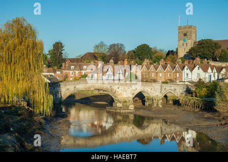 Autunno in mattinata il pittoresco villaggio di Aylesford, Kent, Inghilterra. Foto Stock