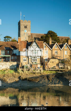 Autunno in mattinata il pittoresco villaggio di Aylesford, Kent, Inghilterra. Foto Stock