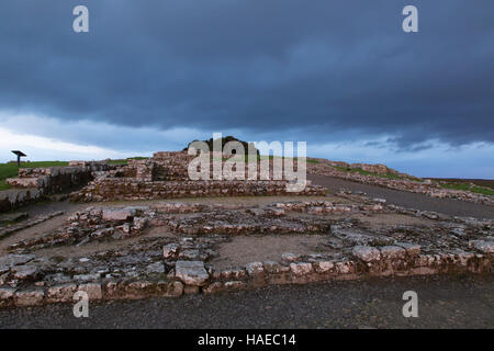 Housesteads Roman Fort, il vallo di Adriano, Northumberland - rimane all'interno barrack blocco (14), visto dall'est all'alba Foto Stock