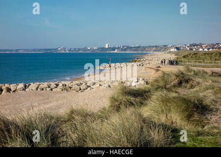 Enfield e spiagge di Bournemouth da Hengistbury testa in inverno, Baia di Poole, Dorset, Regno Unito. Foto Stock