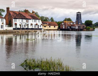 Il Royal Oak Inn e il vecchio mulino a Langstone Quay, Hampshire, Regno Unito. Foto Stock