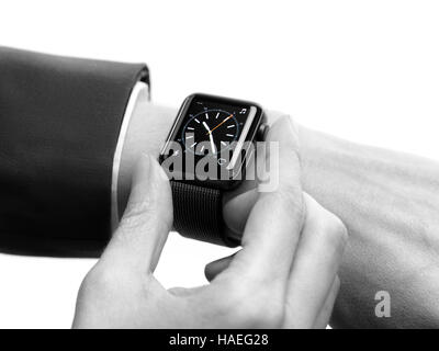Donna con mano Apple Watch smartwatch sul suo polso visualizzazione di un quadrante di orologio isolato su sfondo bianco Foto Stock
