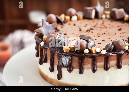 Delizioso a due veli Cheesecake al cioccolato decorate con canditi e la formazione di brina Foto Stock