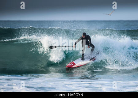 Una racchetta boarder naviga a Fistral in Newquay, Cornwall. Regno Unito. Foto Stock