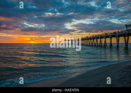 Tramonto sul Golfo del Messico e il molo di Venezia dalla spiaggia di Venezia sulla costa del Golfo della Florida Foto Stock