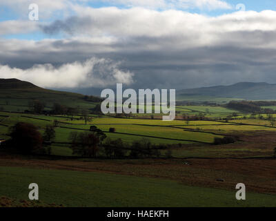 Le nuvole e la luce morbida oltre fienile & campi vicino a Orton in Cumbria Regno Unito guardando verso il Yorkshire fells oltre Kirkby Stephen Foto Stock