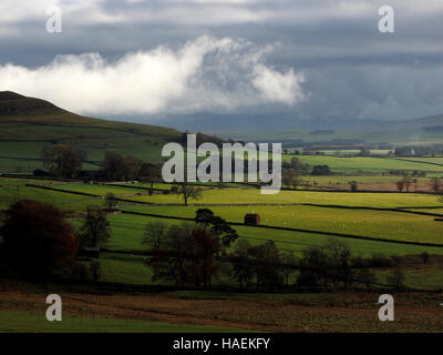 Le nuvole e la luce morbida oltre fienile & campi vicino a Orton in Cumbria Regno Unito guardando verso il Yorkshire fells oltre Kirkby Stephen Foto Stock