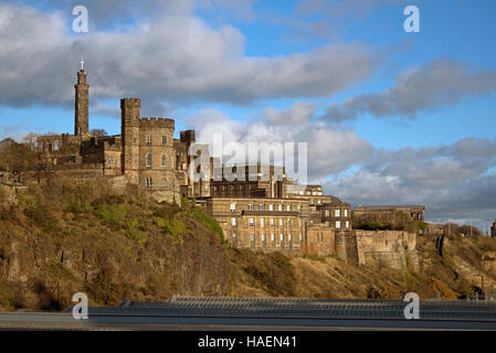 I vari monumenti ed edifici su Calton Hill, Edimburgo, bagnata dal sole invernale. Foto Stock