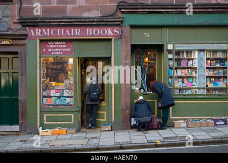 Vista esterna di Armchair Books, una libreria di seconda mano e antiquaria molto amata, affascinante e caotica a West Port, Edimburgo, Scozia, Regno Unito. Foto Stock