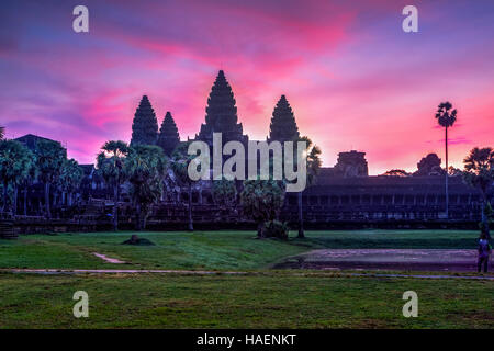 Vivace e colorato sunrise a Angkor Wat, Regno di Cambogia. Foto Stock