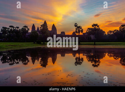 Sunrise oltre Angkor Wat, Siem Reap, Regno di Cambogia. Foto Stock