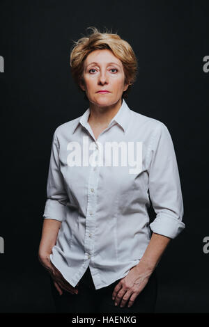 Donna di mezza età in posa Foto Stock