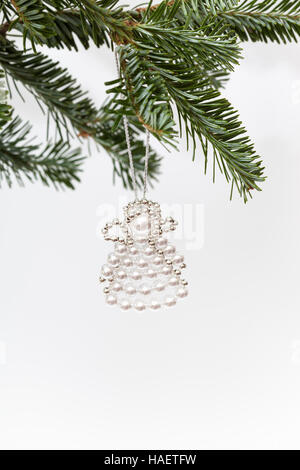 Fatto a mano cordone angelo su un Fraser Abete albero di Natale Foto Stock