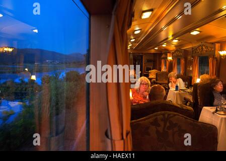 Interno del Transcantabrico Gran Lujo treno lusso travellong in tutta Spagna settentrionale, l'Europa. Interno della carrozza ristorante Foto Stock