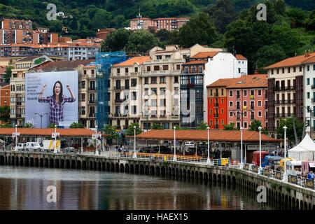 Case vicino il Nervion estuario di Bilbao Biscay, Paesi Baschi, Spagna. Una delle fermate del Transcantabrico Gran Lujo treno di lusso. Foto Stock