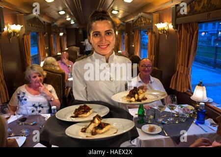 Interno del Transcantabrico Gran Lujo treno lusso travellong in tutta Spagna settentrionale, l'Europa. Interno della carrozza ristorante. Foto Stock
