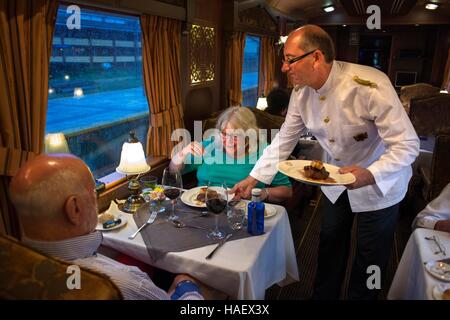 Interno del Transcantabrico Gran Lujo treno lusso travellong in tutta Spagna settentrionale, l'Europa. Interno della carrozza ristorante. Foto Stock