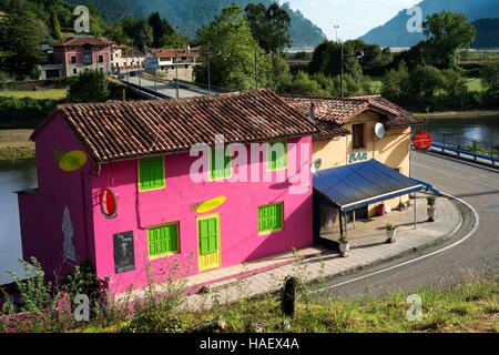 Colore rosa casa di sognatori SUP Paddle Surf equipaggio nel Oyambre parco naturale, Pesues, Cantabria, Spagna. La foto è stata scattata in modo da Transcant Foto Stock