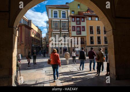 Costituzione Sqaure nel centro della città di Oviedo, Asturias, Spagna. Una delle fermate del Transcantabrico Gran Lujo treno di lusso. Foto Stock